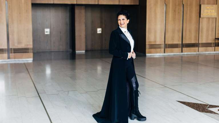 Η Άλκηστις Πρωτοψάλτη παίζει με το χρόνο και μιλάει για όλα στο ΤheTOC