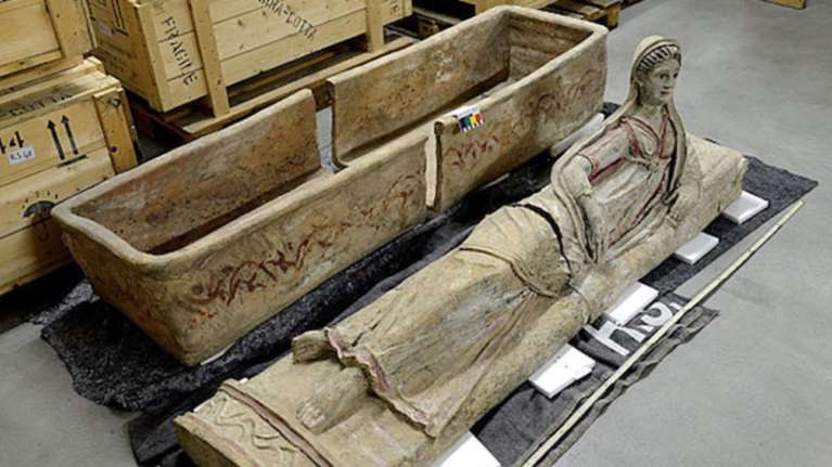 Έφοδος στις αποθήκες του αρχαιοκάπηλου της Σχοινούσας Ρόμπιν Σάιμς