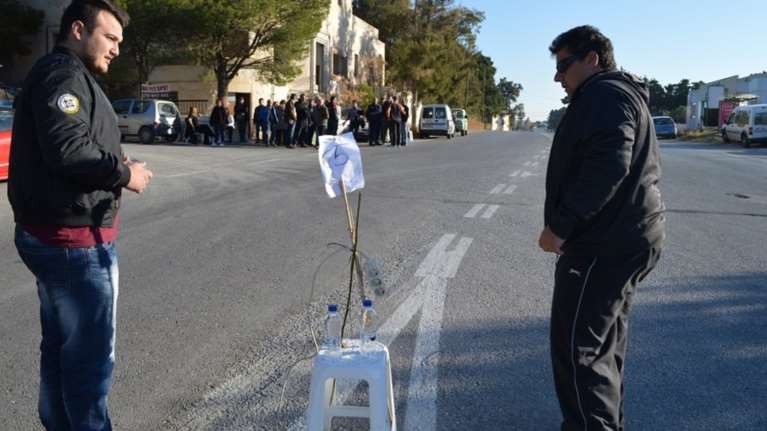 Τρόλαραν τον Καμμένο με μπουκάλια και πολύμπριζα στην Κω