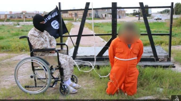 Ο μυστηριώδης «εκτελεστής» του ISIS σε αναπηρικό αμαξίδιο
