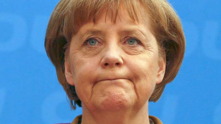 Το προσφυγικό γκρεμίζει τη δημοτικότητα της Μέρκελ