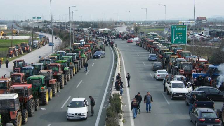 Κλειστός ο δρόμος στον Ισθμό, κλείνουν &amp; την παράκαμψη
