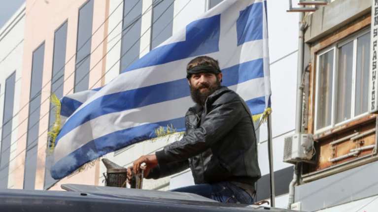 Η επική επανεμφάνιση του σέξι Κρητικού: Σε τρακτέρ με φόντο τη γαλανόλευκη