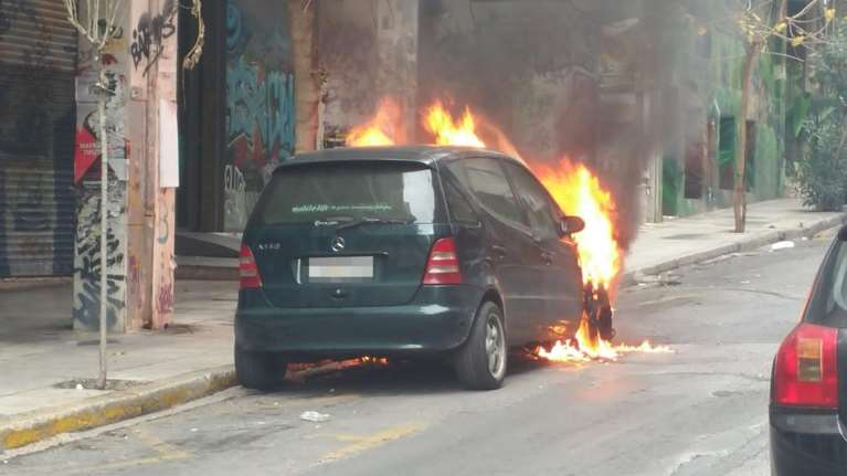 Πεδίο μάχης τα Εξάρχεια: Οδοφράγματα και φωτιές