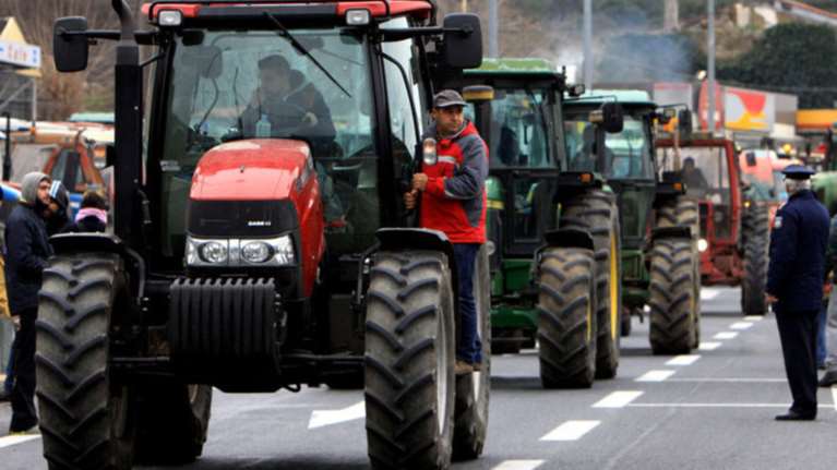 Ολοήμερα αγροτικά μπλόκα από αύριο σε εθνικές και τελωνεία