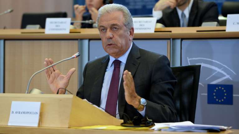 Αβραμόπουλος: Εκτός από hotspots χρειάζονται και κέντρα κράτησης