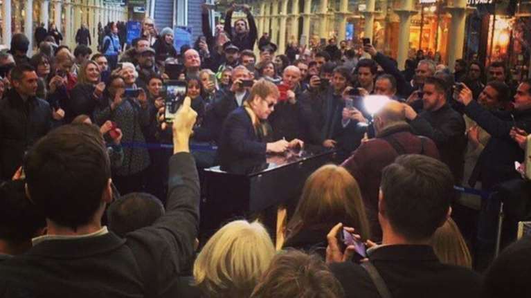 Η απρόσμενη παράσταση - έκπληξη του Ελτον Τζον στο μετρό του Λονδίνου!