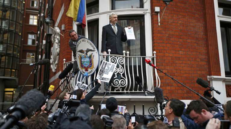 Ο Ασάνζ στο μπαλκόνι της πρεσβείας πανηγυρίζει για την απόφαση του ΟΗΕ