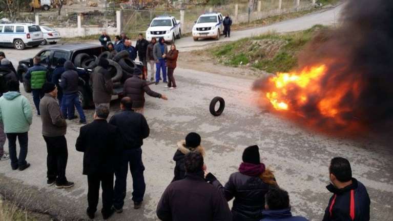 Φωτιές και αποκλεισμοί δρόμων στην Κω λόγω hotspot - μεταναστευτικού
