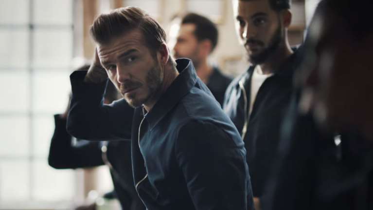 Ολοι ντύνονται και... γδύνονται σαν τον Ντέιβιντ Μπέκαμ!