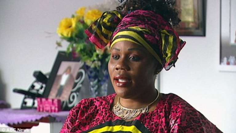 Απίστευτο! Αυτή είναι η μοναδική γυναίκα που πήγε στην κηδεία της