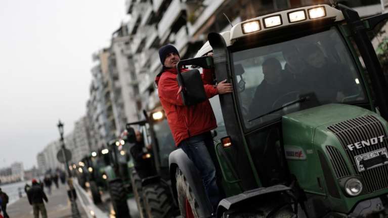 Μετωπική αγροτών - κυβέρνησης, στήνουν μπλόκο στο Σύνταγμα