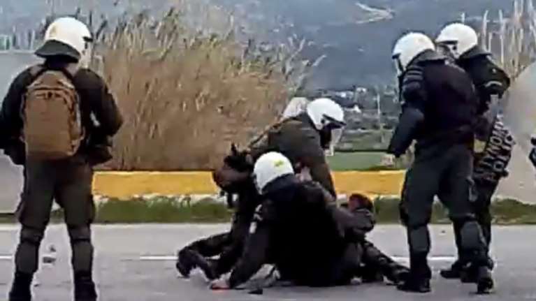 Αστυνομικοί των ΜΑΤ «ξεσπούν» σε ΙΧ και μοτοσικλέτα