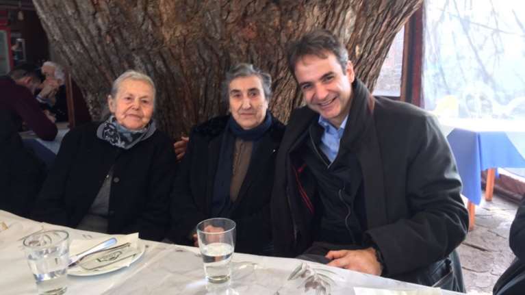 Ο Κυριάκος με τις υποψήφιες για Νόμπελ γιαγιάδες της Λέσβου