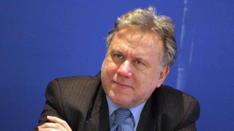 «Τρίπλα» Κατρούγκαλου για τις εισφορές των επαγγελματιών