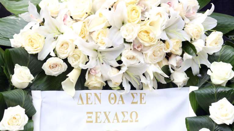 Θλίψη στην κηδεία της Νατάσας Μανίσαλη - ήταν όλοι εκεί