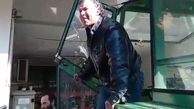 Μπούκαρε με το τρακτέρ του στην είσοδο της εφορίας