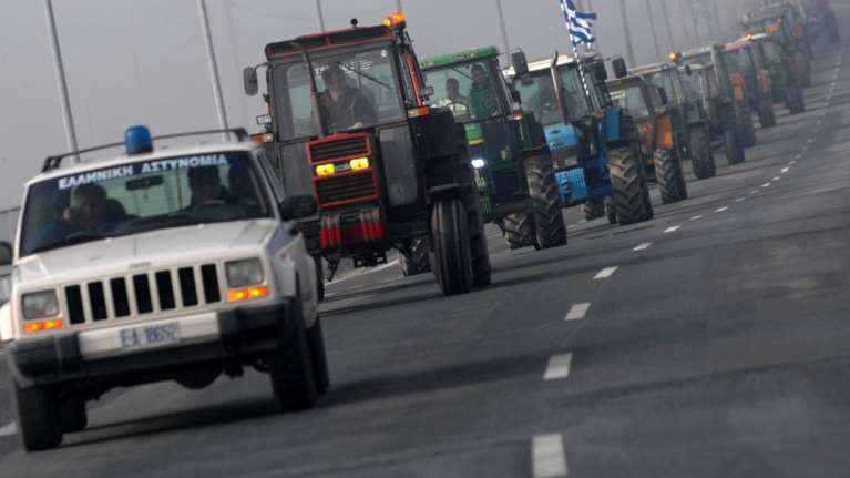 Μαξίμου VS αγροτών: Βάζει την ΕΛ.ΑΣ μπροστά να κλείσει το δρόμο στα τρακτέρ