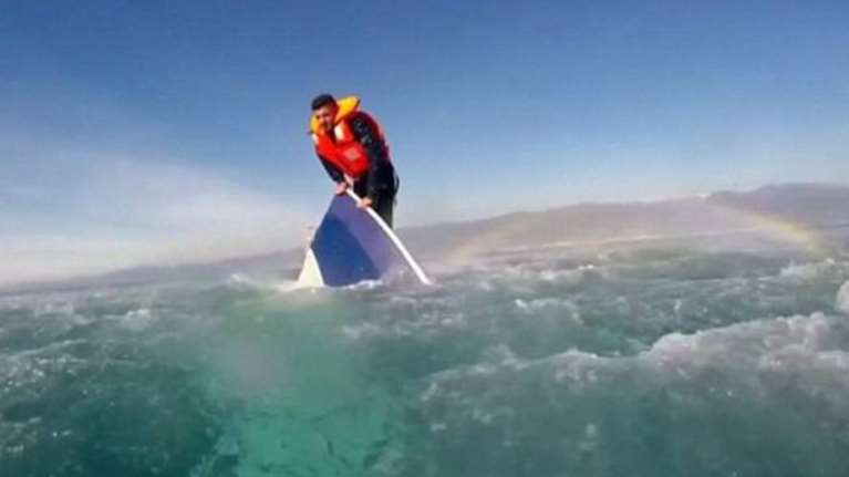 Η δραματική διάσωση πρόσφυγα στο Αιγαίο