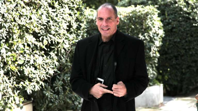 Καβγάς Βαρουφάκη με δημοσιογράφο: «Τελείωνε...»