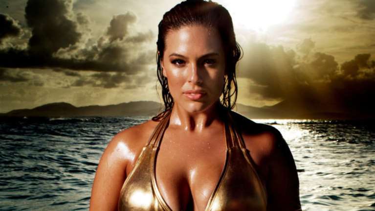 Πανέμορφο μοντέλο με καμπύλες γράφει ιστορία στο Sports Illustrated