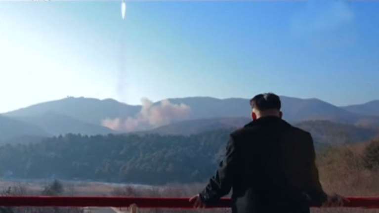 Ο Κιμ πανηγυρίζει για την εκτόξευση του πυραύλου