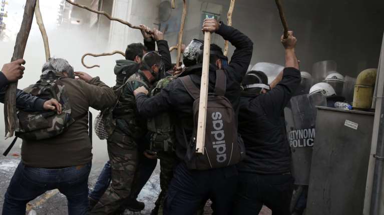 Πεδίο μάχης έξω από το υπουργείο Αγροτικής Ανάπτυξης