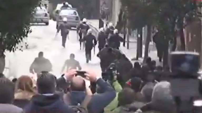 Το κυνηγητό των Κρητικών στα ΜΑΤ στην Πλατεία Καραϊσκάκη