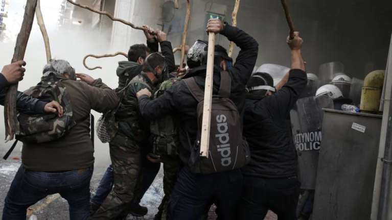 Πεδίο μάχης έξω από το υπουργείο Αγροτικής Ανάπτυξης