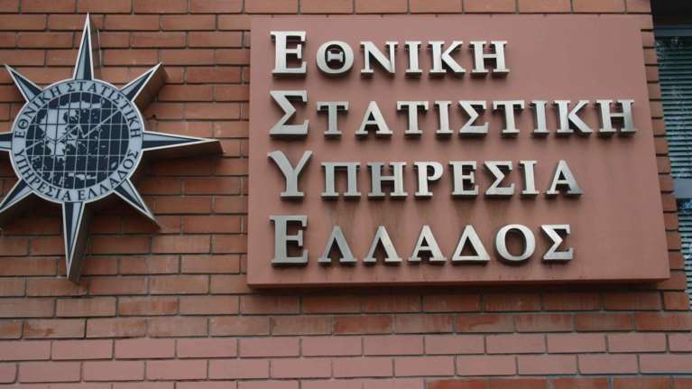 ΕΛΣΤΑΤ: Με ύφεση 0,6% «κλείνει» το 2015