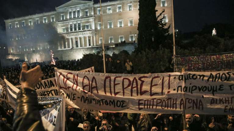 Ολονυχτία στο Σύνταγμα και μηνύματα στην κυβέρνηση