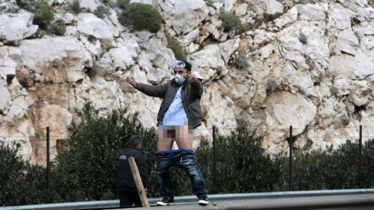 Με τα παντελόνια κάτω διαμαρτύρεται αγρότης στο Δαφνί