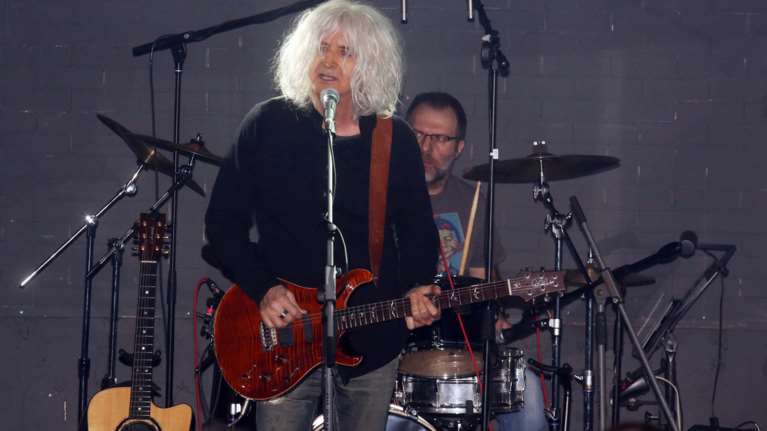 Ρεσιτάλ με βρισιές από τον Καρβέλα σε νυχτερινό κέντρο