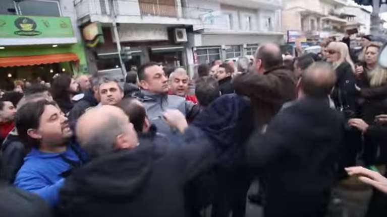 Διαβατά: Προπηλάκισαν το δήμαρχο, μετά την ένταση με ΜΑΤ