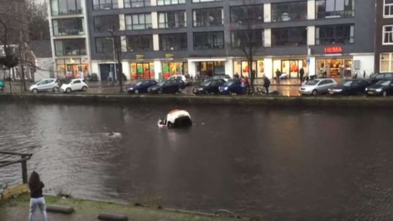 Δραματική διάσωση μητέρας &amp; παιδιού από ΙΧ που βούλιαζε