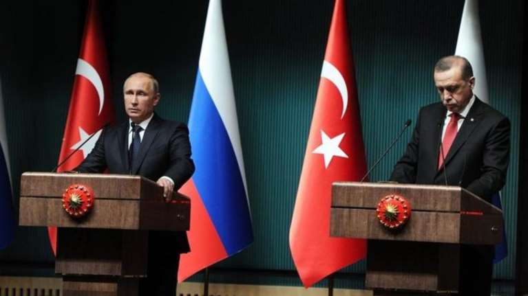 H Τουρκία βάζει φωτιά στη Συρία και εκνευρίζει τη Μόσχα