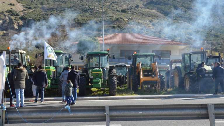 Στα μπλόκα συνεχίζουν τον αγώνα τους οι αγρότες - Κλειστά τα Τέμπη