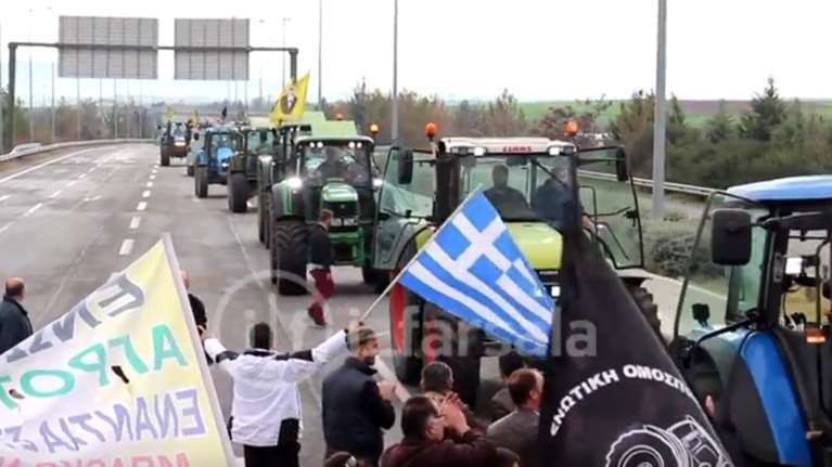 Υποδοχή ηρώων για τους αγρότες στο μπλόκο της Νίκαιας