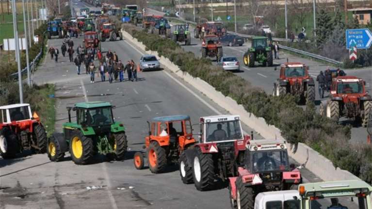 Ανυποχώρητοι στα μπλόκα οι αγρότες σε Νίκαια και Τέμπη