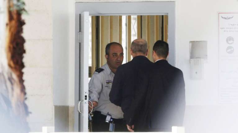 Στην φυλακή ο Εχούντ Ολμέρτ