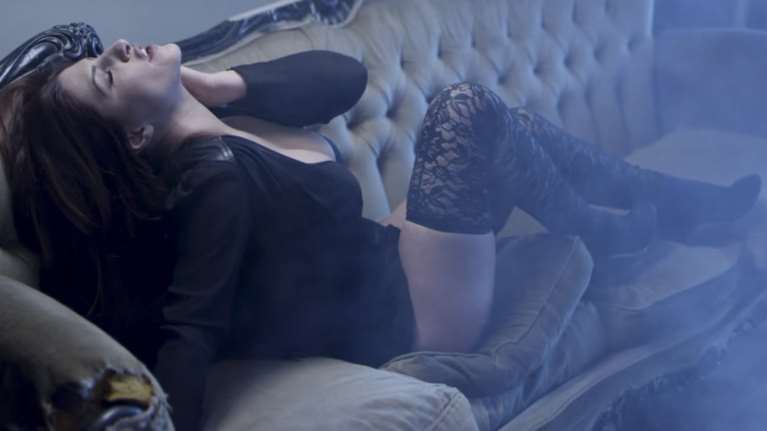 Πιο αποκαλυπτική από ποτέ στο νέο της βίντεο κλιπ η Ελενα Παπαρίζου