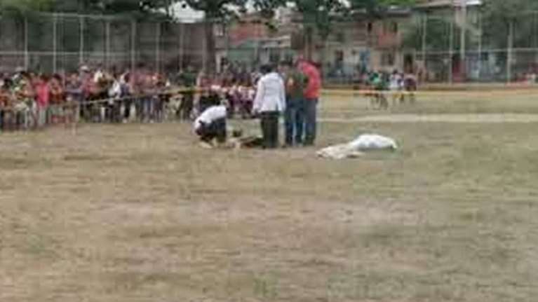 Σοκ: Ποδοσφαιριστής σκοτώνει διαιτητή μέσα στο γήπεδο