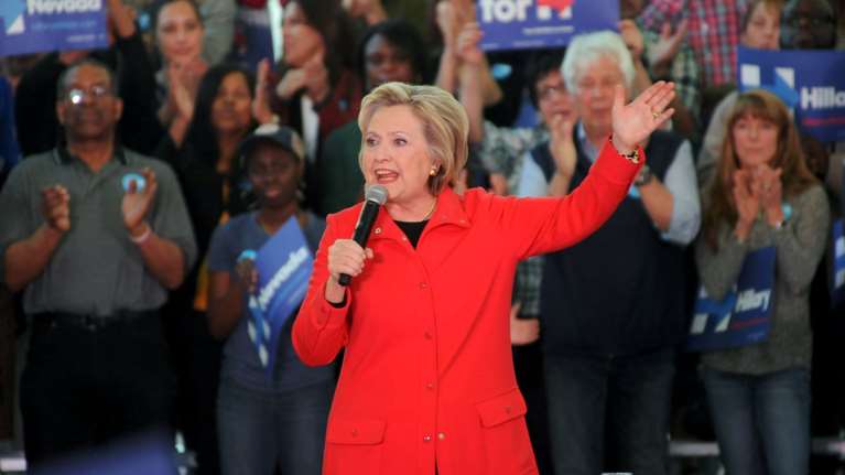 Η Χίλαρι απαντά... γαβγίζοντας στους Ρεπουμπλικάνους