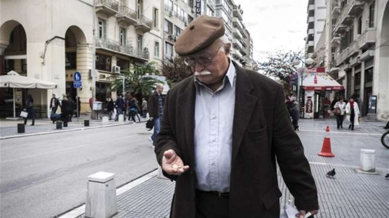 Πρόταση-σοκ από τρόικα για μείωση της εθνικής σύνταξης στα 250 ευρώ
