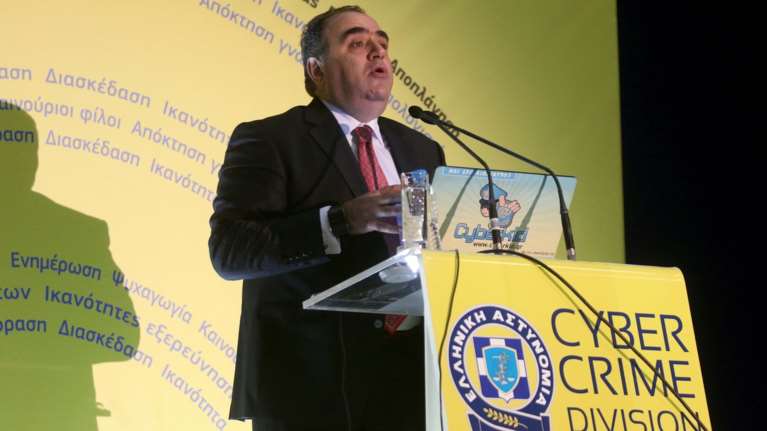 Πολιτική θύελλα για την απομάκρυνση Σφακιανάκη