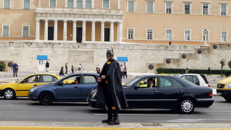 Τι ετοιμάζει ο Γιάννης Αϊβάζης; Γιατί ντύθηκε batman στο κέντρο της Αθήνας;