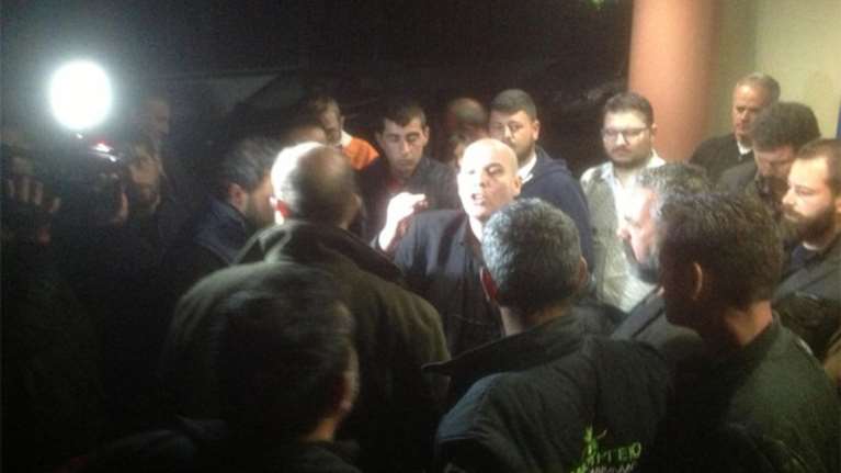 Κρητικοί αγρότες «τα έψαλαν» στον Μιχελογιαννάκη-βίντεο