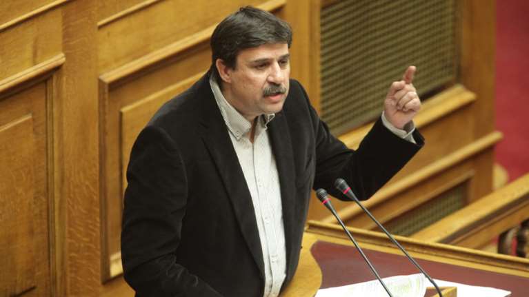 «Αφωνία» Ξανθού στη Βουλή για τη σκανδαλώδη ρύθμιση