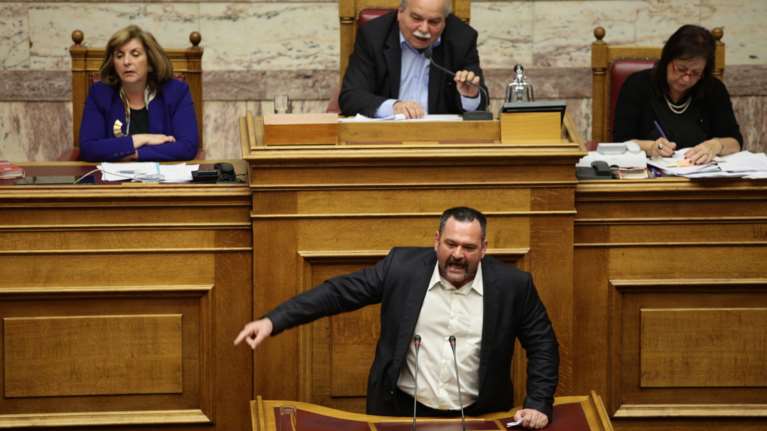 Βουλή:Νέο σόου περί προδοτών από τη Χρυσή Αυγή, σύγκρουση Λαγού-Βούτση