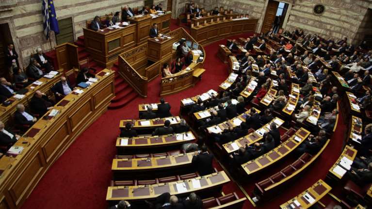 Live η συζήτηση στη Βουλή για το παράλληλο πρόγραμμα